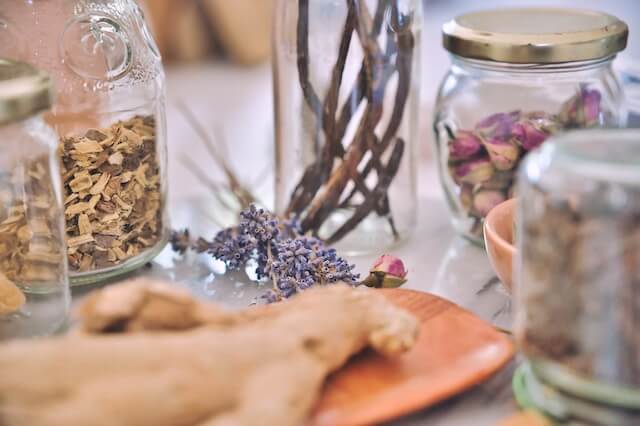 varias plantas y medicinas naturales en botes